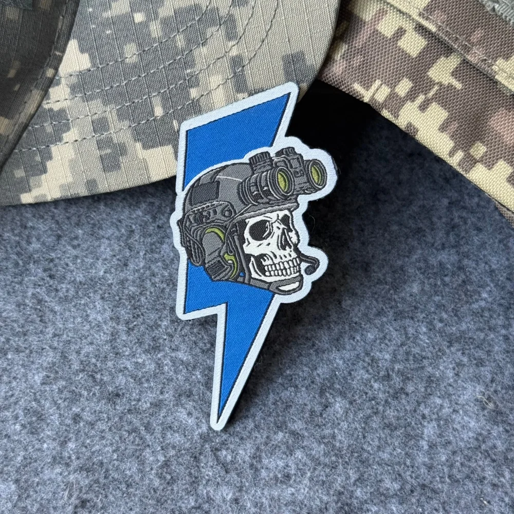 Parche táctico militar rayo y calavera con velcro para brazo - imagen 4