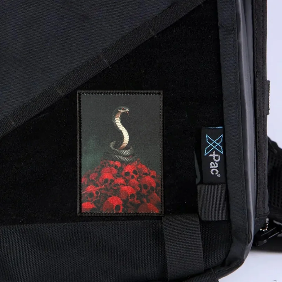 Parche táctico calavera y serpiente con velcro para mochilas - imagen 3