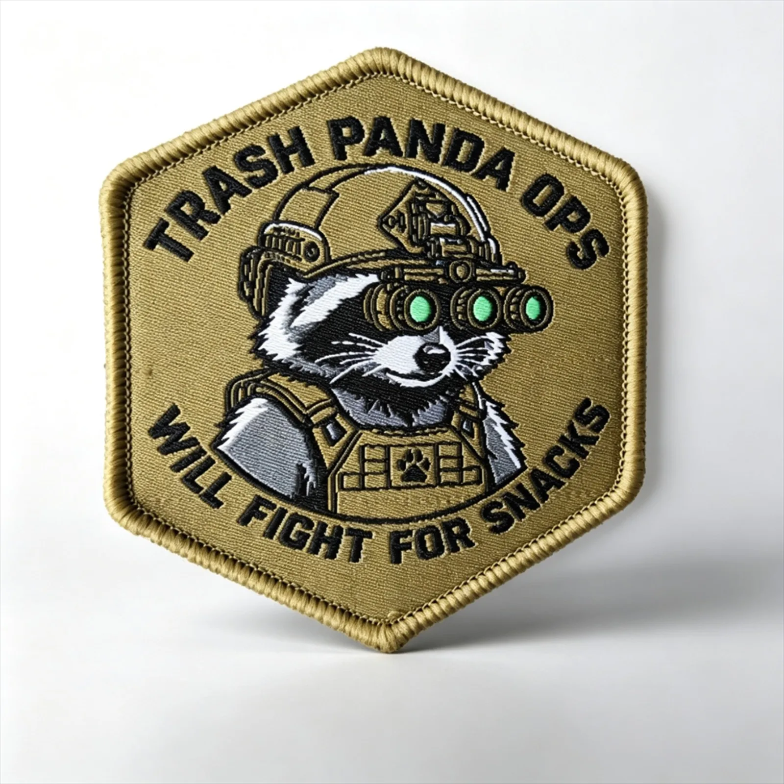 Detalle final del parche de mapache TRASH PANDA OPS