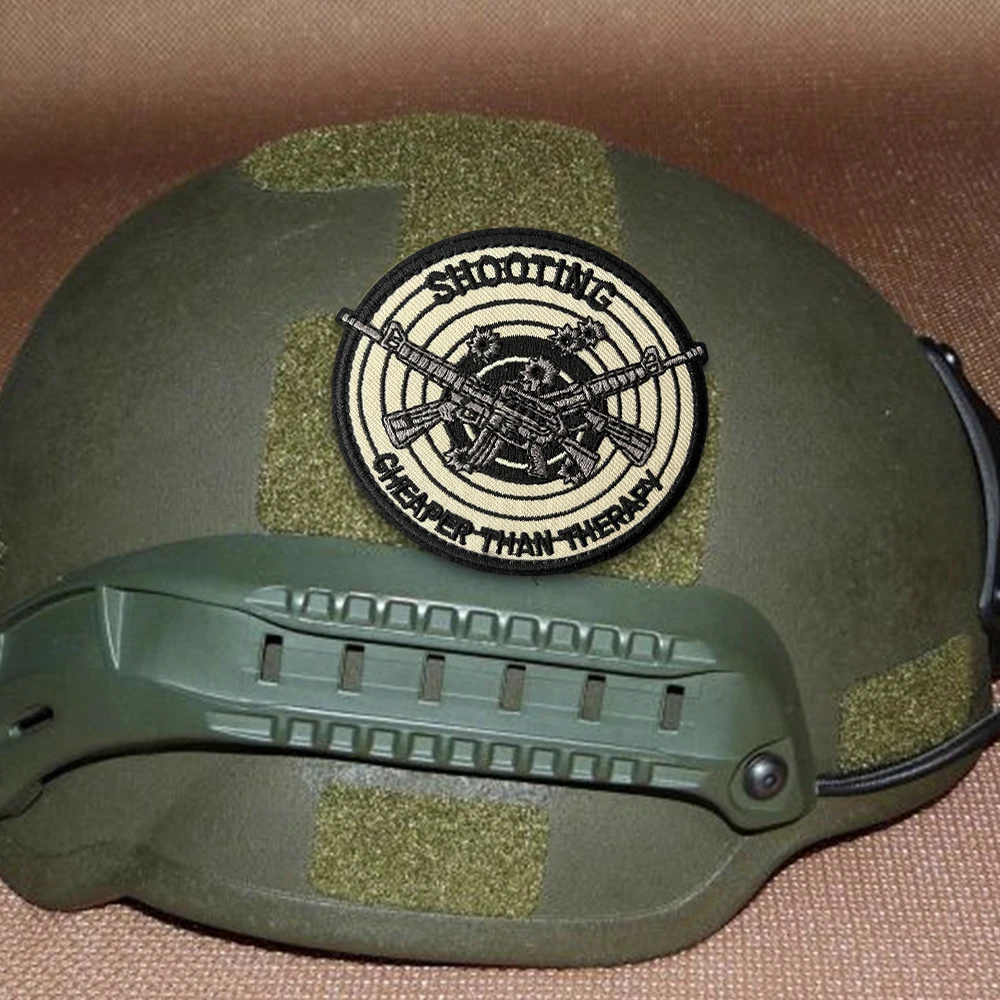 Parche bordado táctico rifles cruzados con gancho y bucle - imagen 3