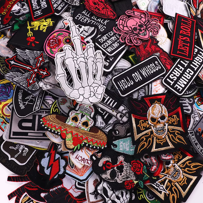 Parche de calavera estilo punk bordado, formato para coser o planchar