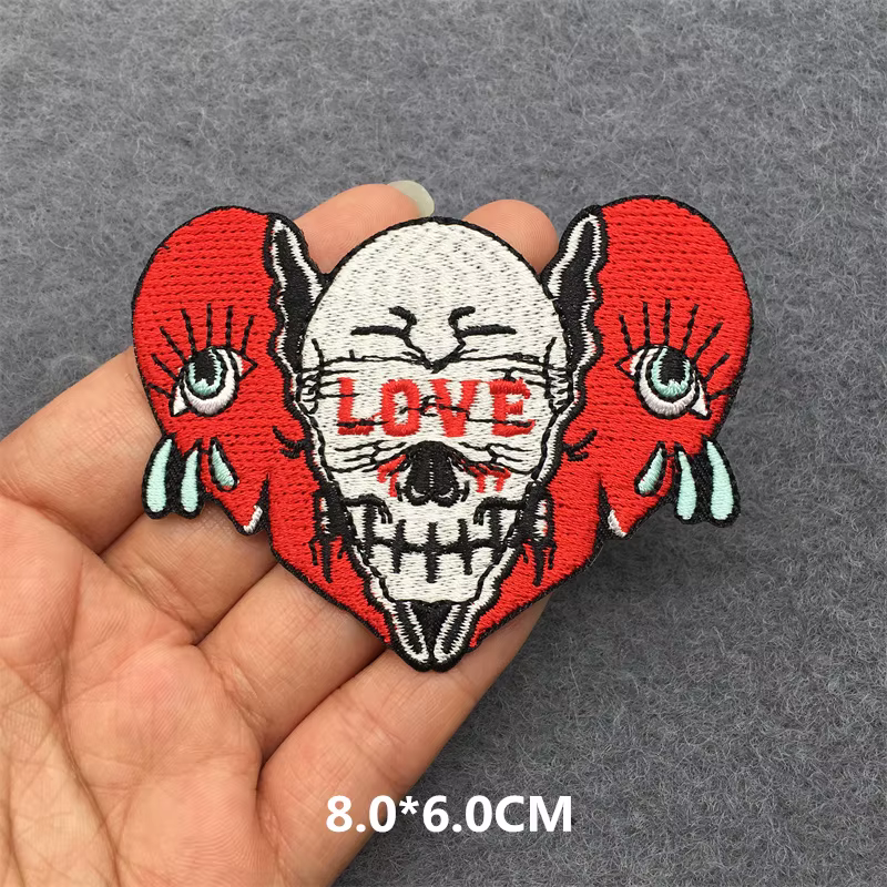Vista frontal del diseño de calavera punk