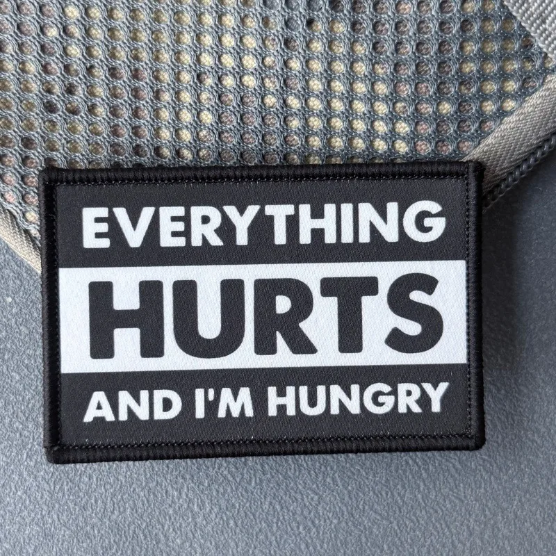 Parche velcro de humor 'Everything Hurts and I'm Hungry' para mochila - imagen 4