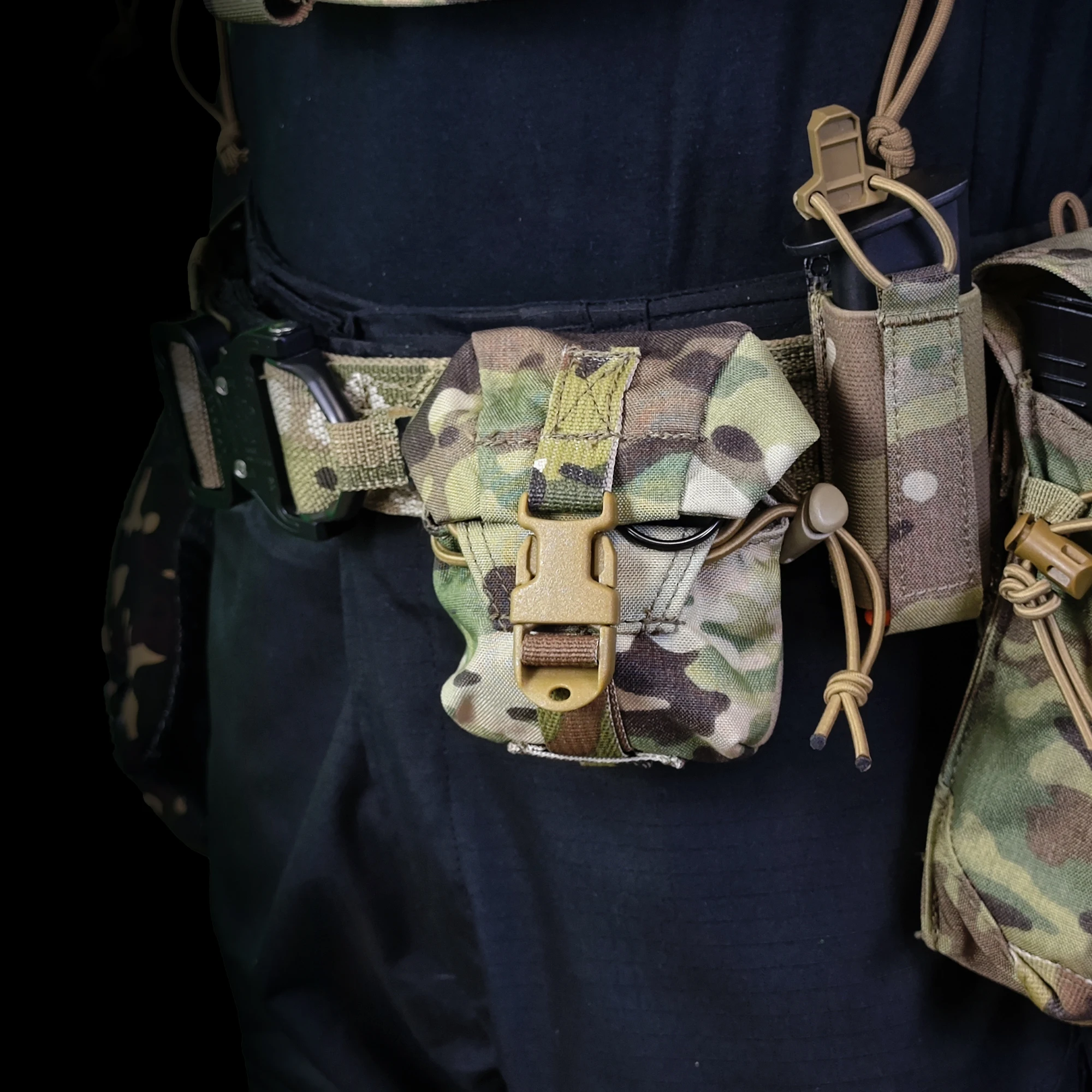 Bolsa táctica con sistema MOLLE y camuflaje
