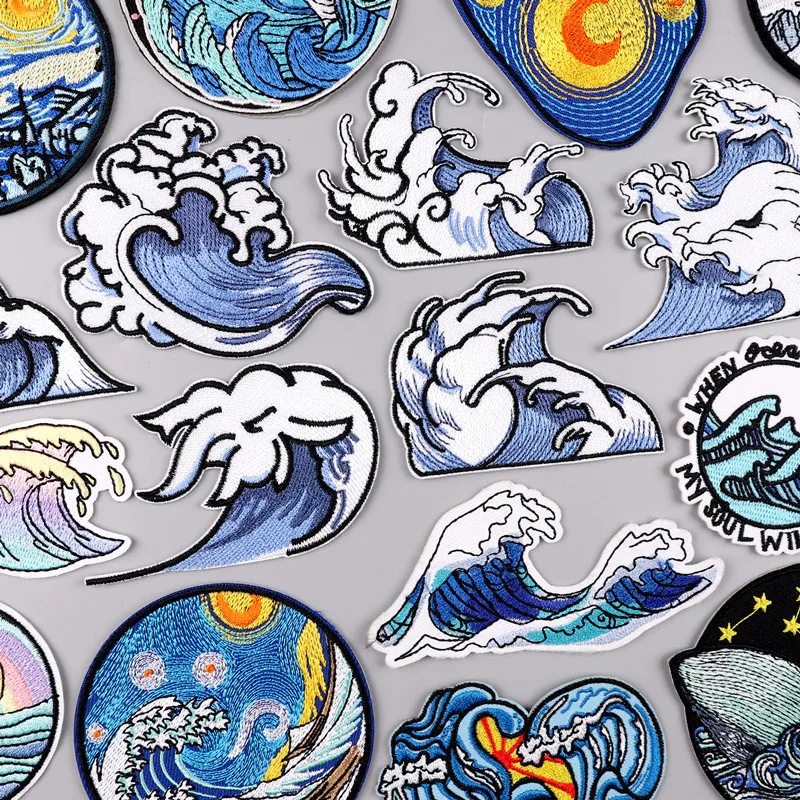Parches bordados de tiburón y olas en textil táctico