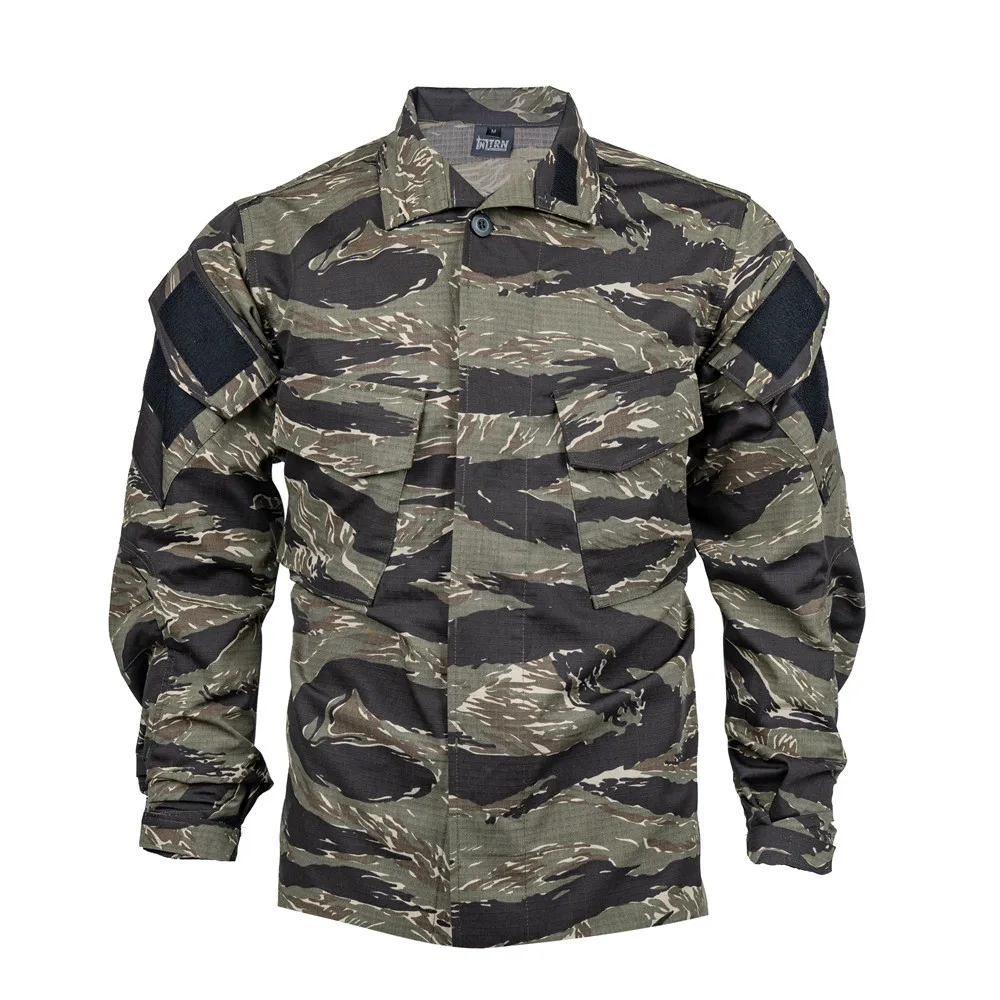 Vista adicional de la camiseta táctica