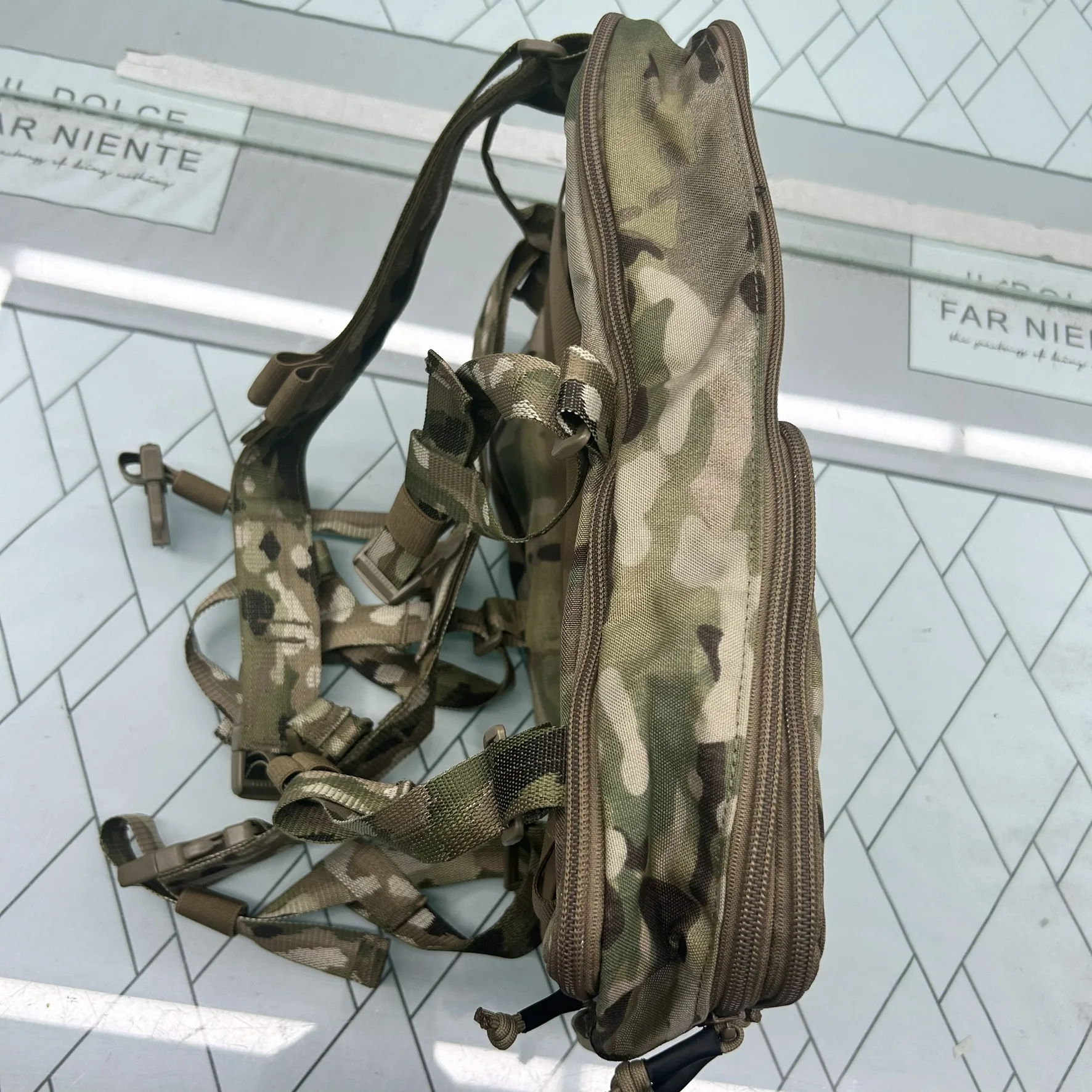 Mochila táctica expandible flat pack con sistema de hidratación - imagen 2
