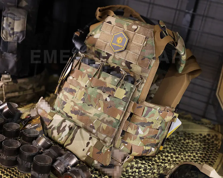 Ejemplo de la bolsa en color Multicam acoplada a un chaleco táctico