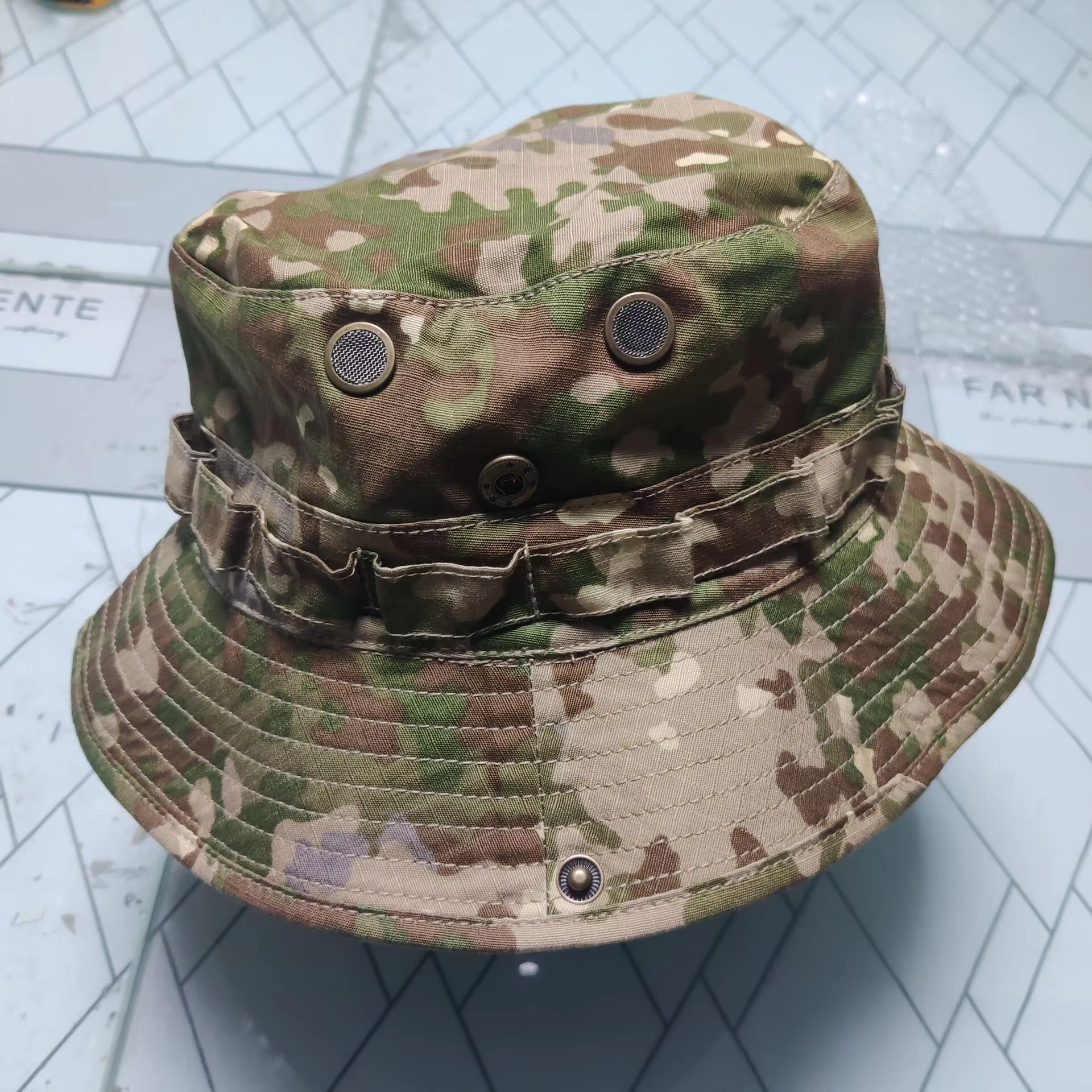 Detalle de correas MOLLE para camuflaje