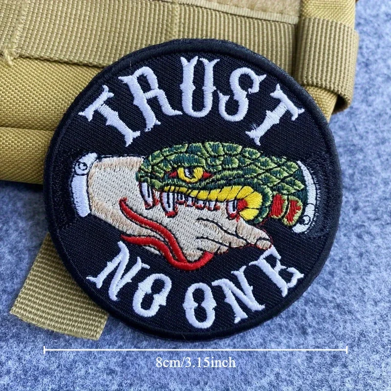 Parche bordado táctico Trust No One – Serpiente doble ojo insignia moral