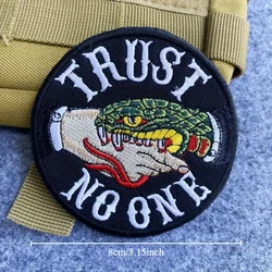 Parche bordado táctico Trust No One – Serpiente doble ojo insignia moral