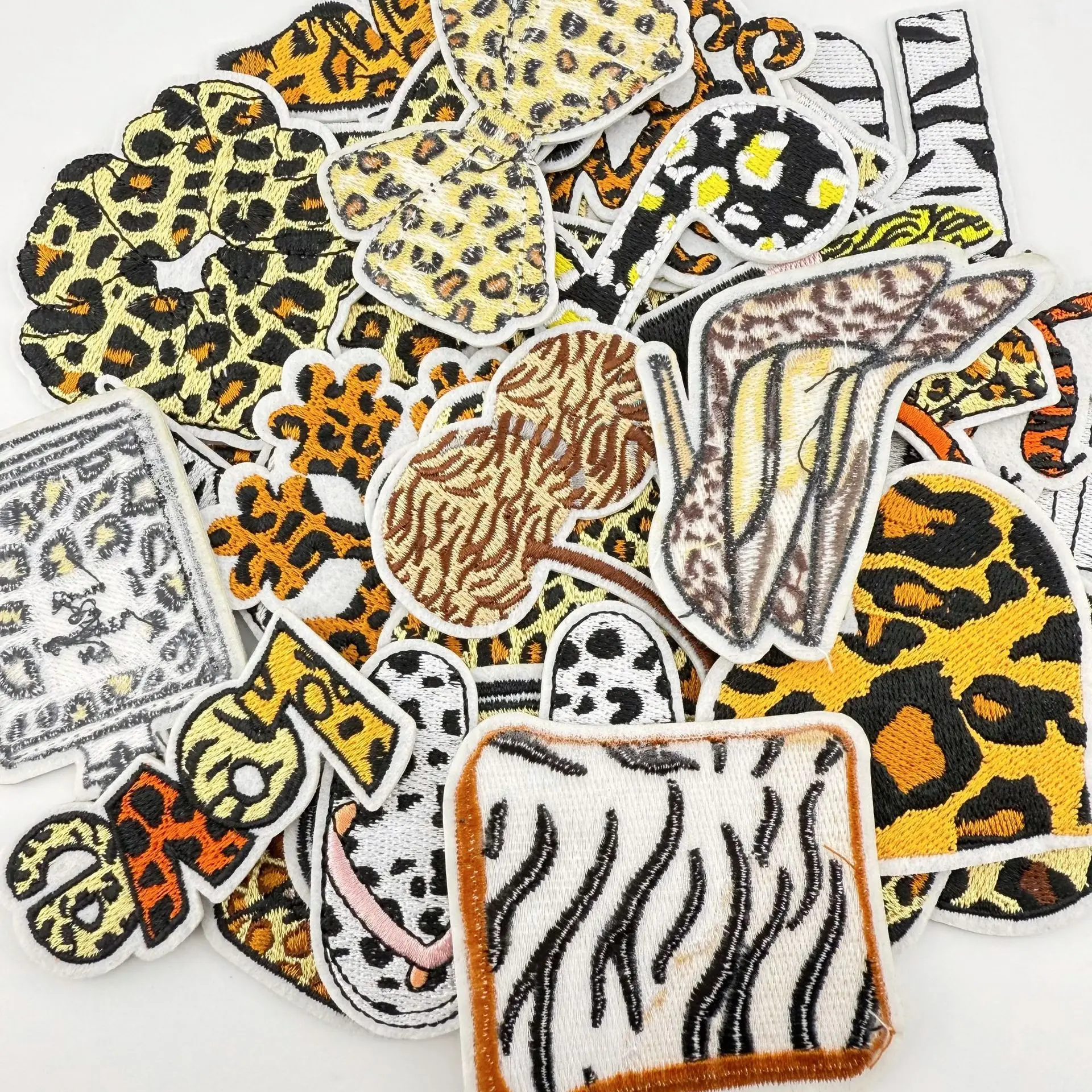 Detalle de motivos: labios y leopardo estilo cartoon