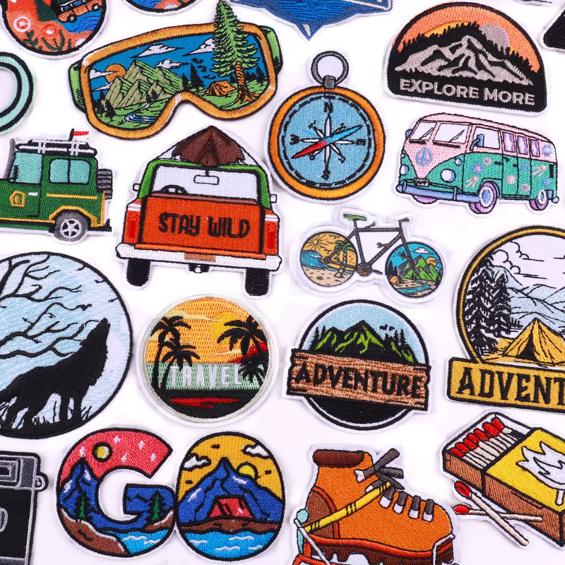 Parche bordado con diseño de montaña y Jeep