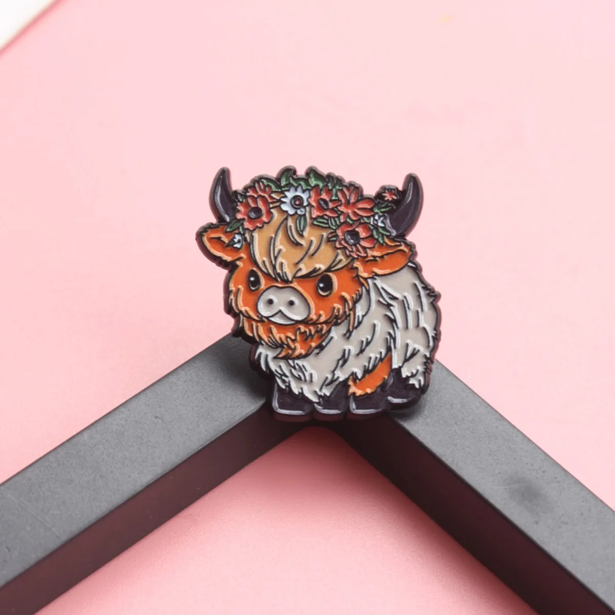 Insignia táctica broche vaca vintage con corona floral campestre - imagen 2