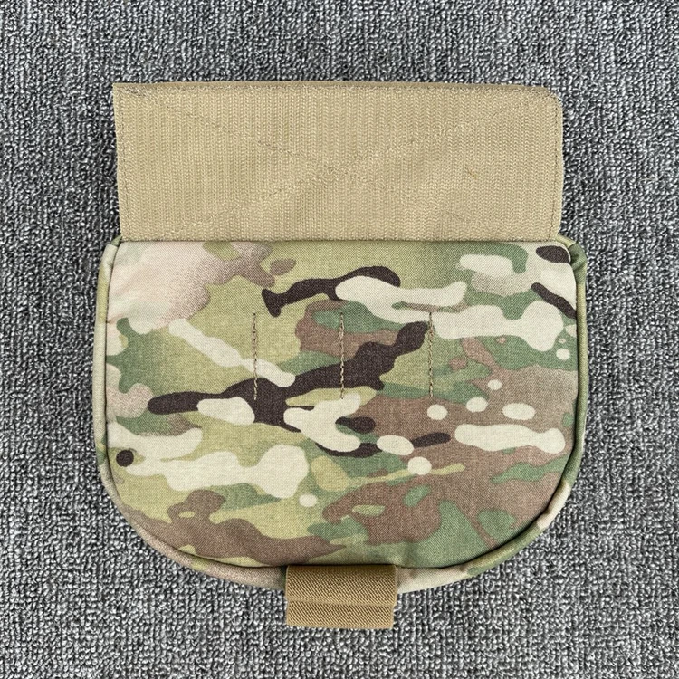 Vista lateral del chaleco táctico multicam con accesorios