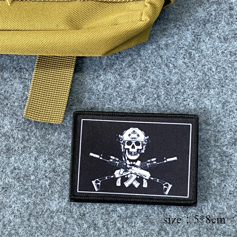 Parche táctico calavera en mochila táctica