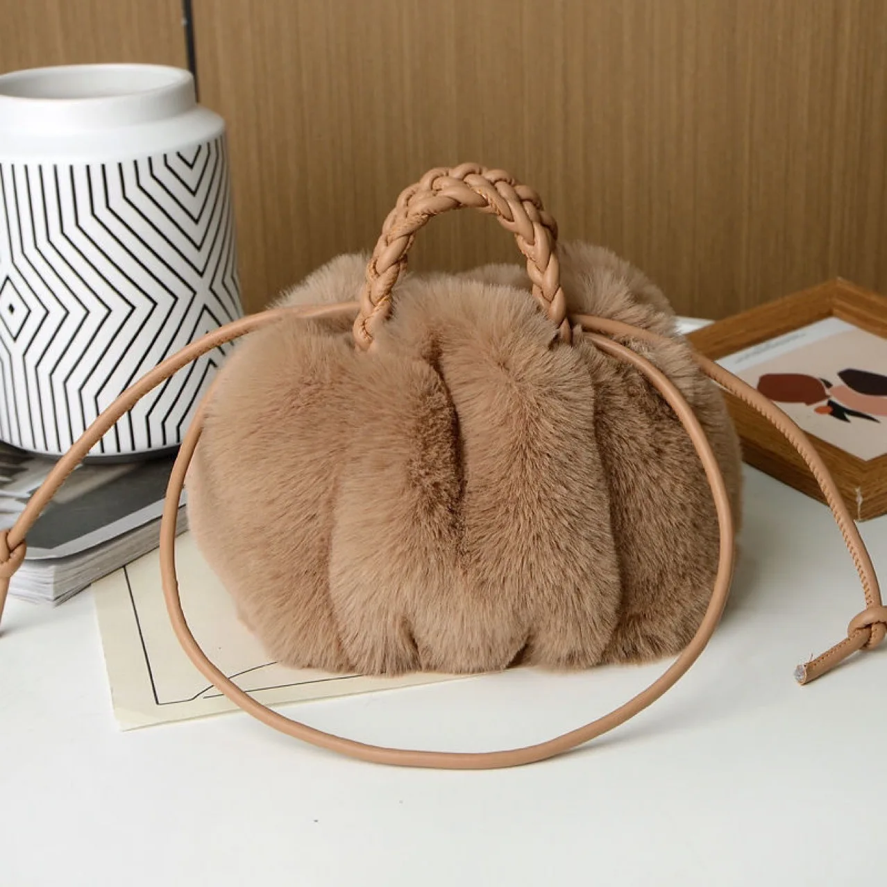 Bolso con pliegues tipo nube