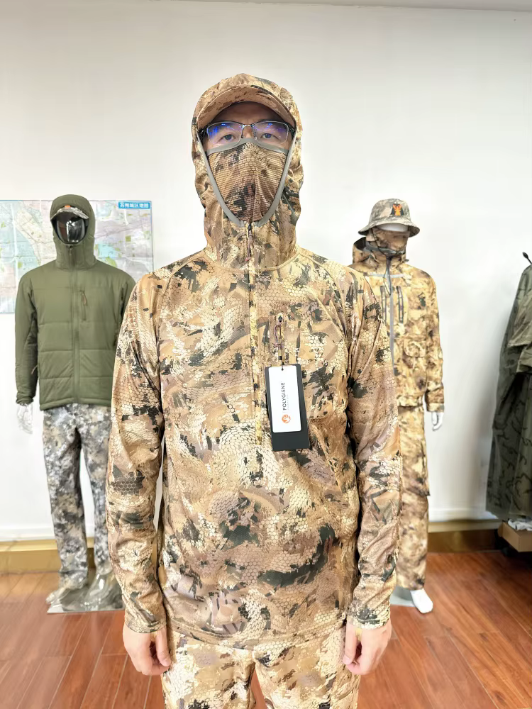 Sudadera ligera con capucha y camuflaje