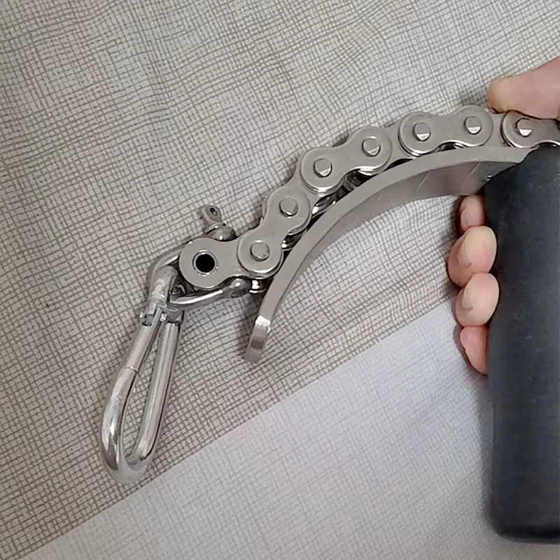 Persona utilizando el blaster de antebrazo en sesión de entrenamiento