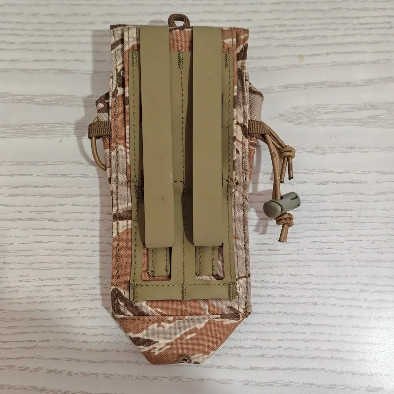 Detalle del sistema de cuerda elástica y compartimento ajustable