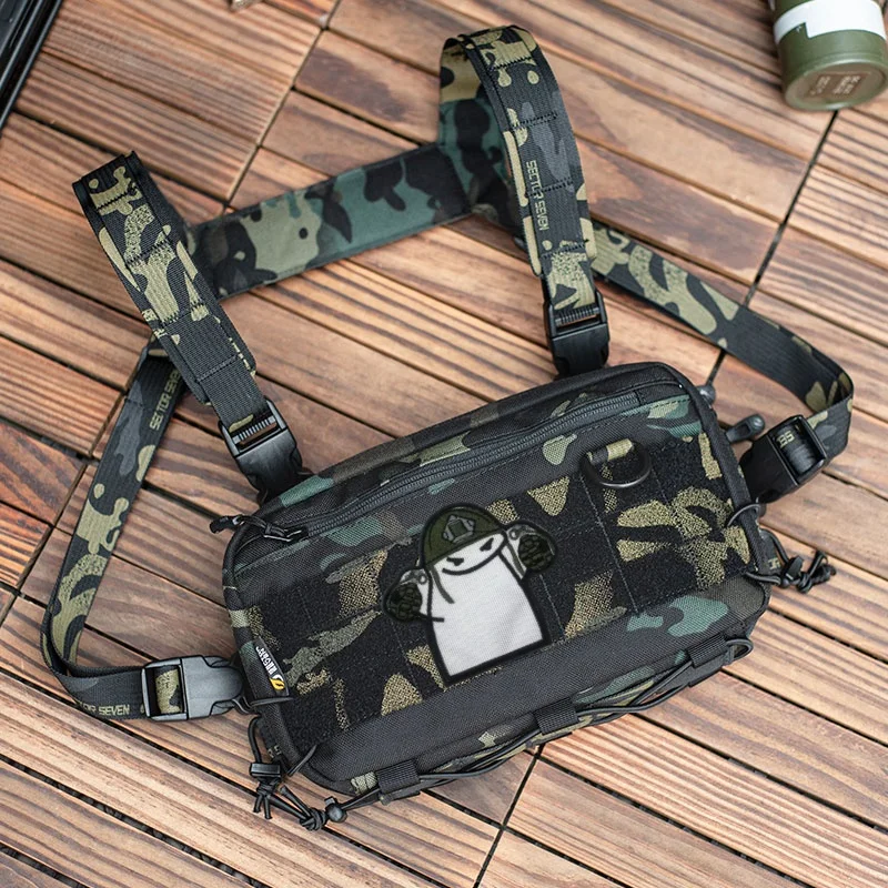 Mochila con parches y pegatinas
