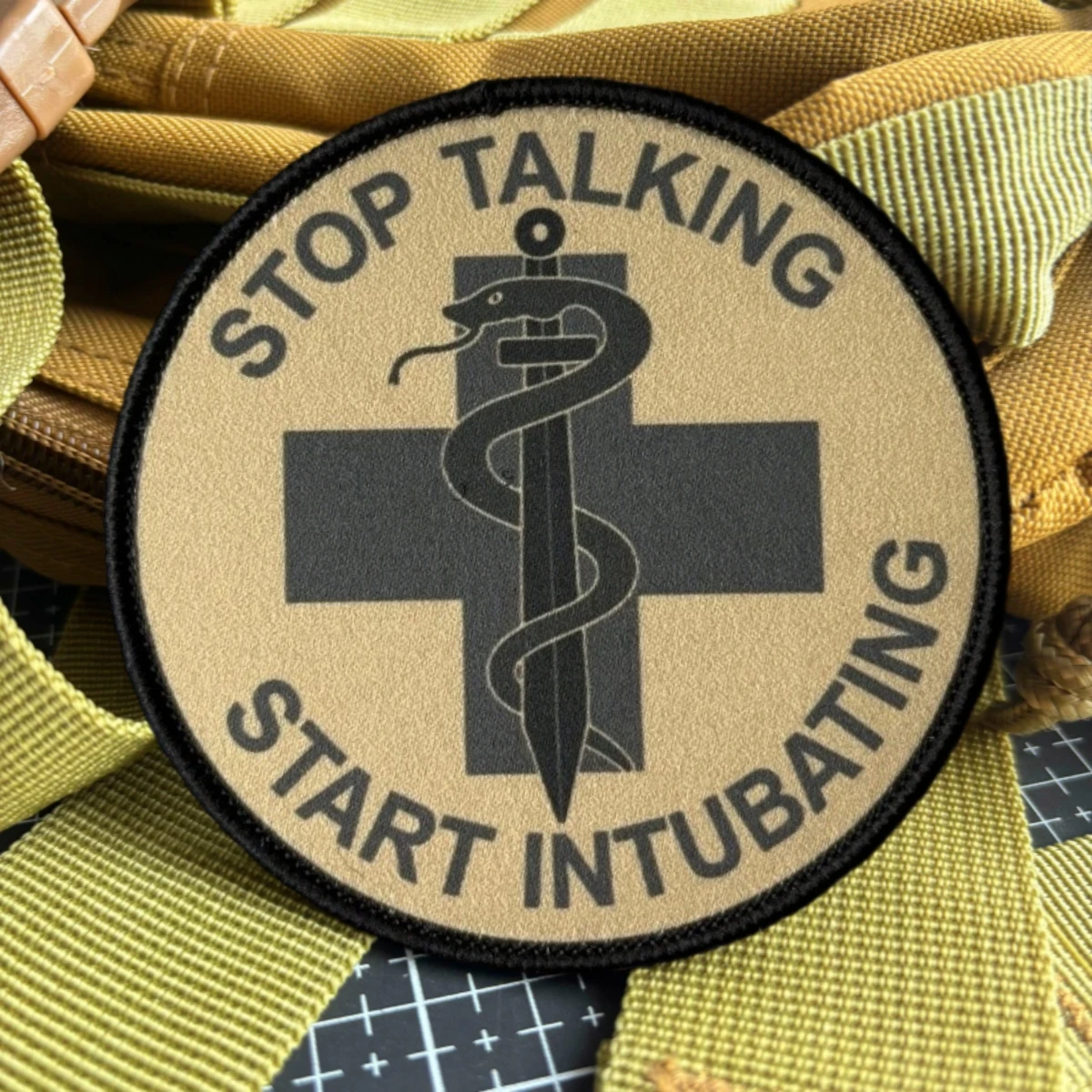 Parche táctico con acabado y diseño marcado