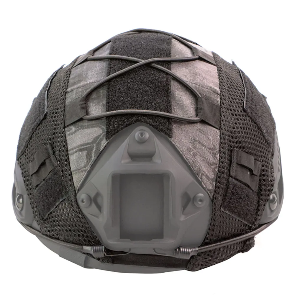 Casco con cubierta para paintball en campo