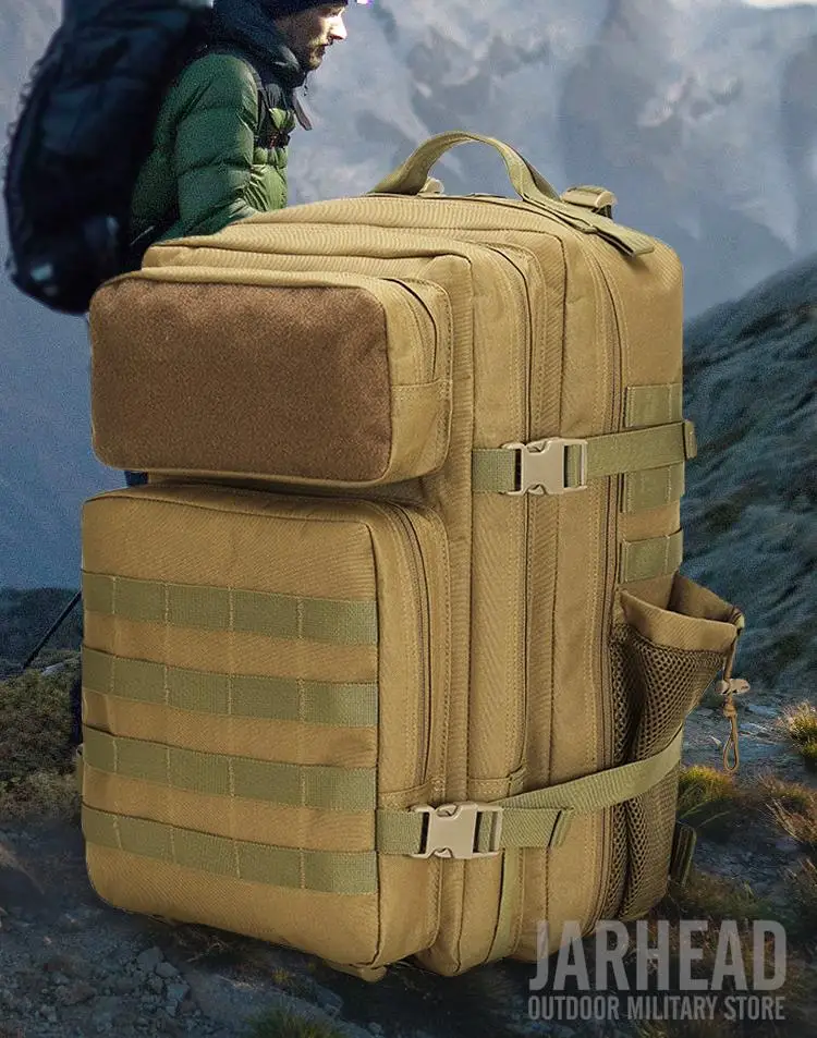 Mochila táctica de 50L en uso para actividades al aire libre