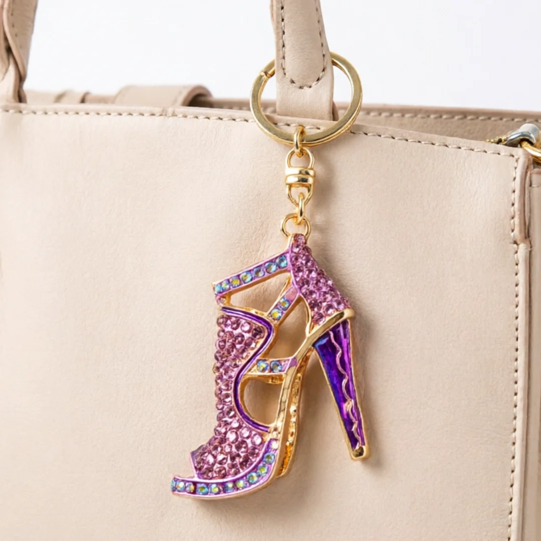 Llavero zapato de tacón morado con pedrería para bolso - imagen 3