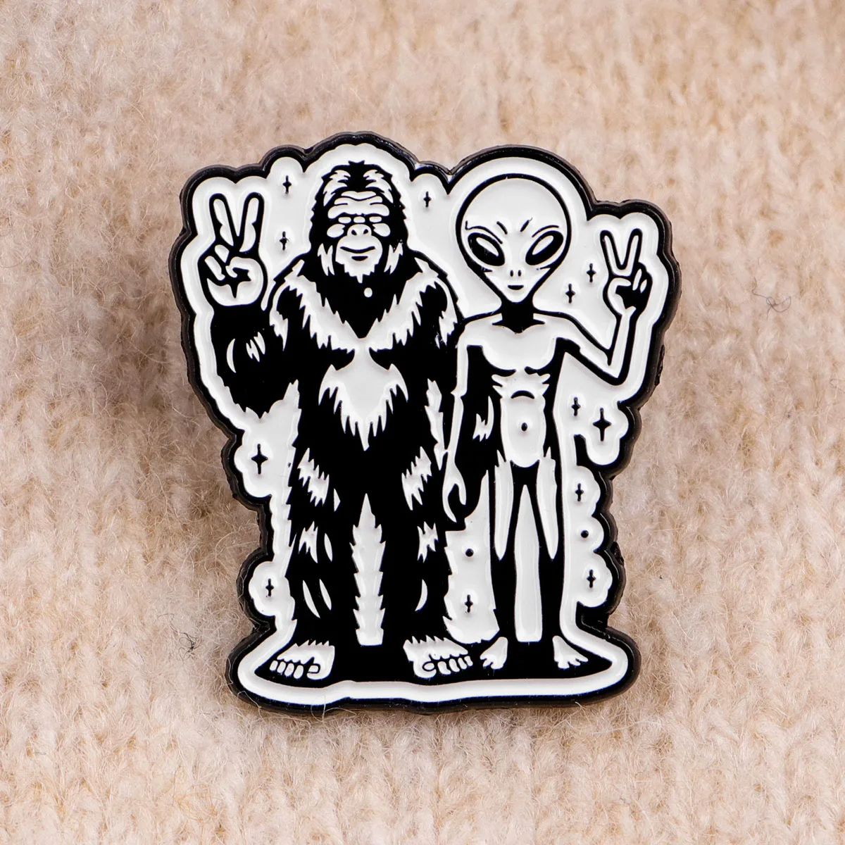 Ajuste del broche en una prenda, tipo pin/alfiler.
