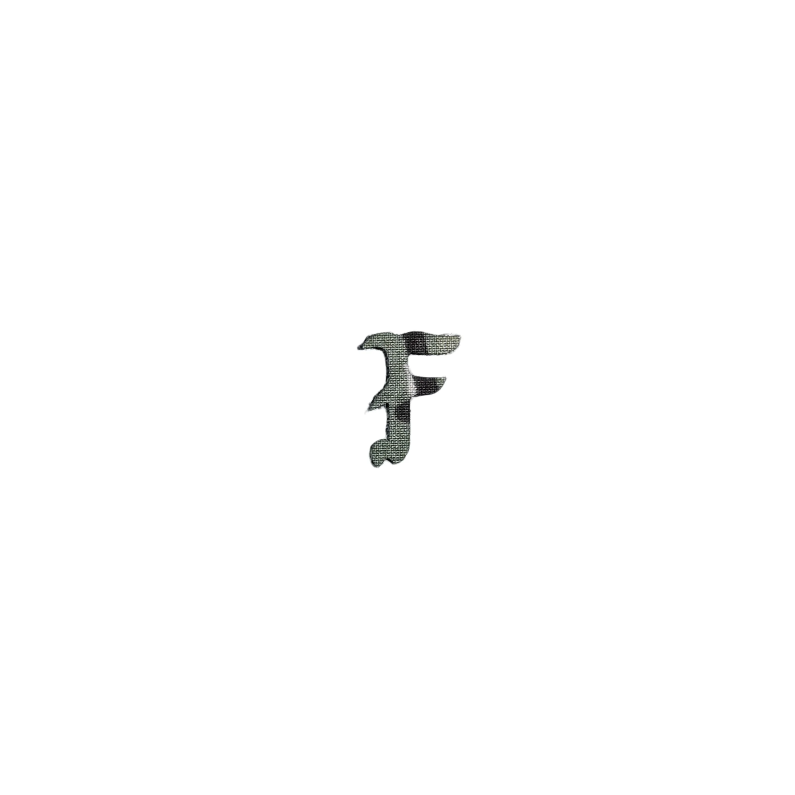 Brazalete con parche bordado letra F