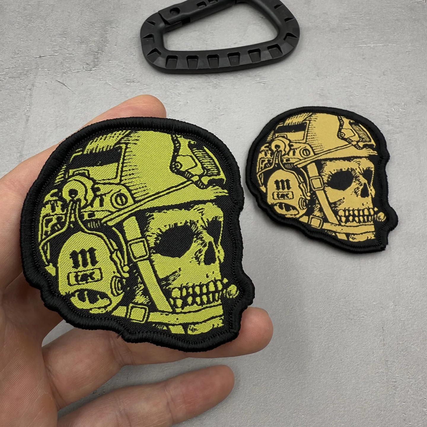 Parche de calavera con gancho y bucle