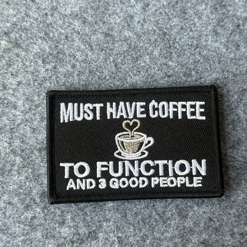 Parche bordado “Must Have Coffee To Function” con sistema de gancho y bucle