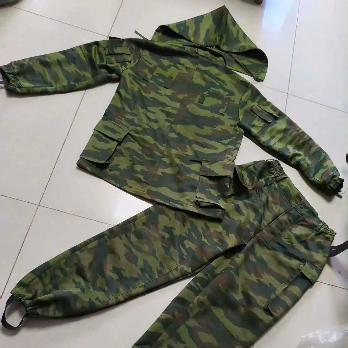 Conjunto completo de camuflaje táctico con rayas cruzadas