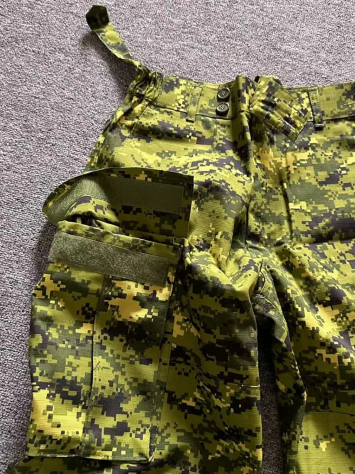 Pantalones tácticos camuflaje de rejilla pierna recta exterior