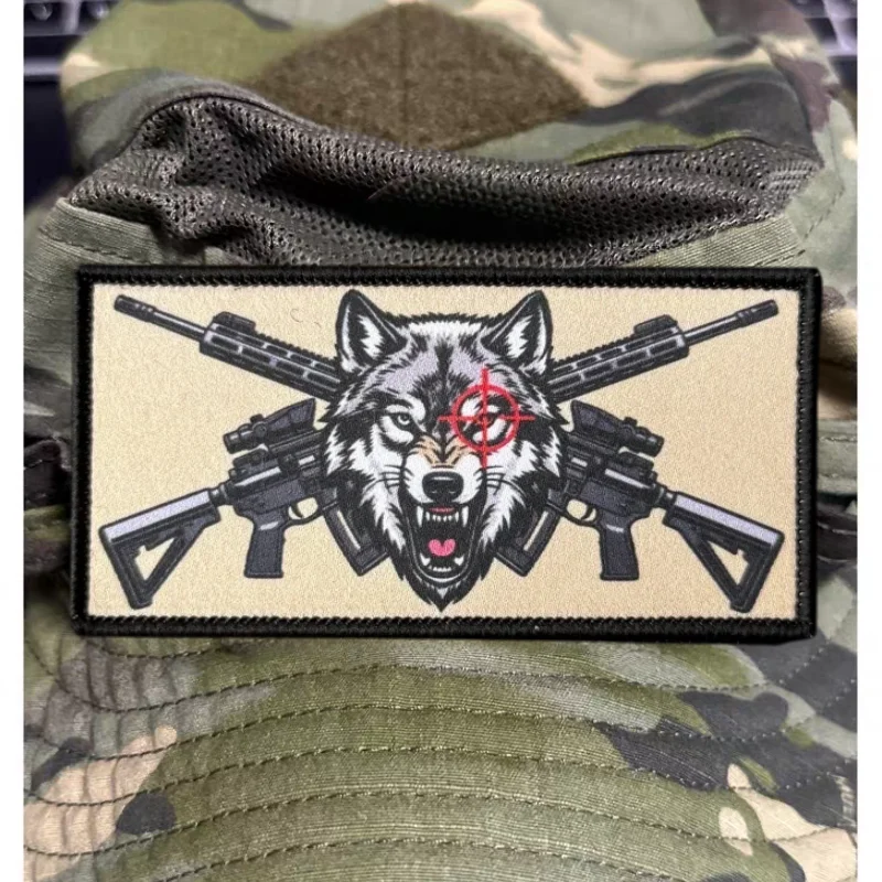 Parche táctico lobo pistolas cruzadas moral con gancho y bucle - imagen 4