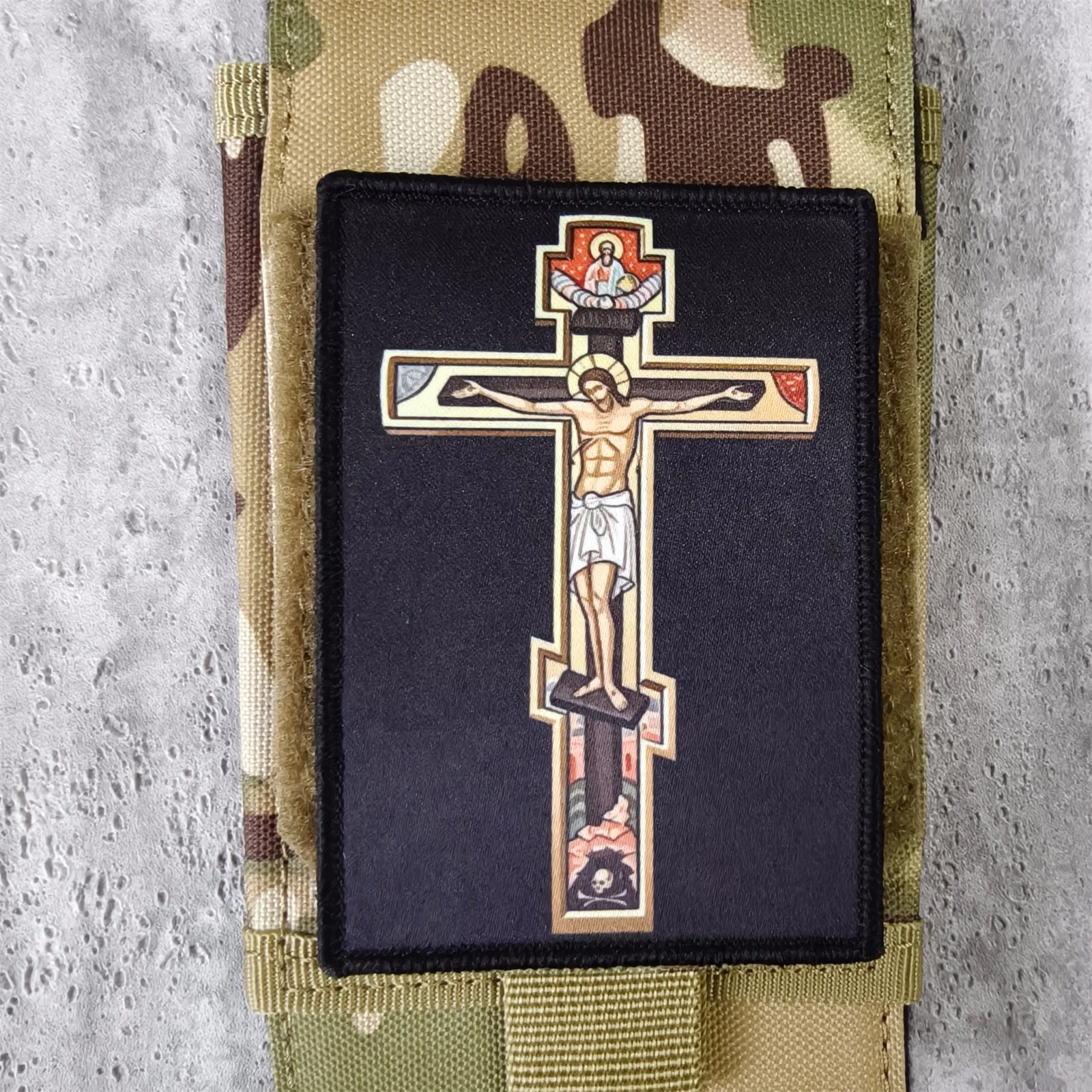 Parche religioso Cruz de Jesús bordado con velcro para mochila - imagen 4