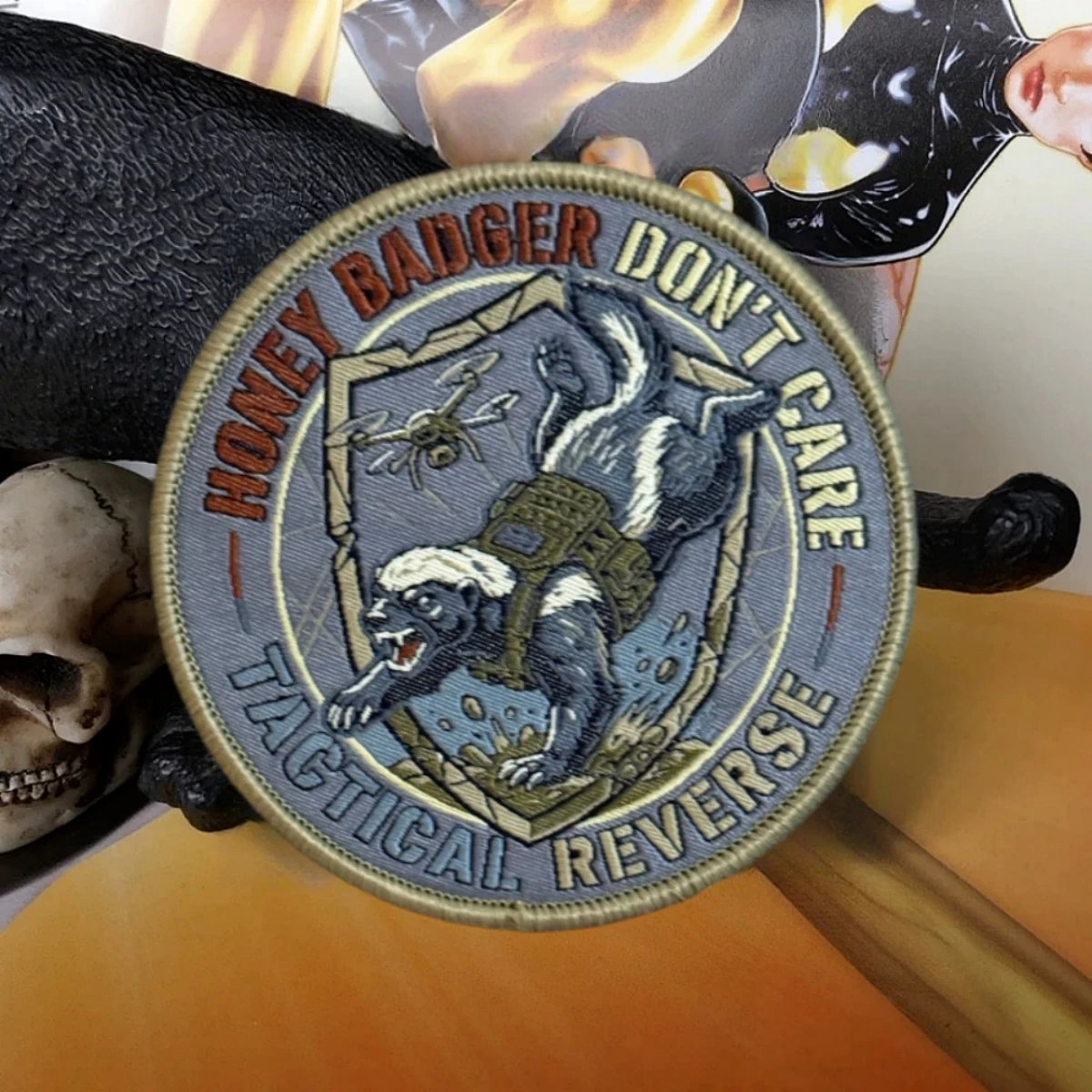 Parche táctico Honey Badger Don't Care adhesivo con gancho y bucle - imagen 2