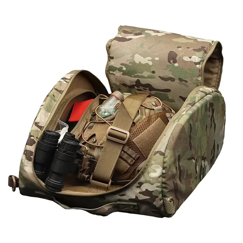 Bolsa OphidianTac para casco en uso