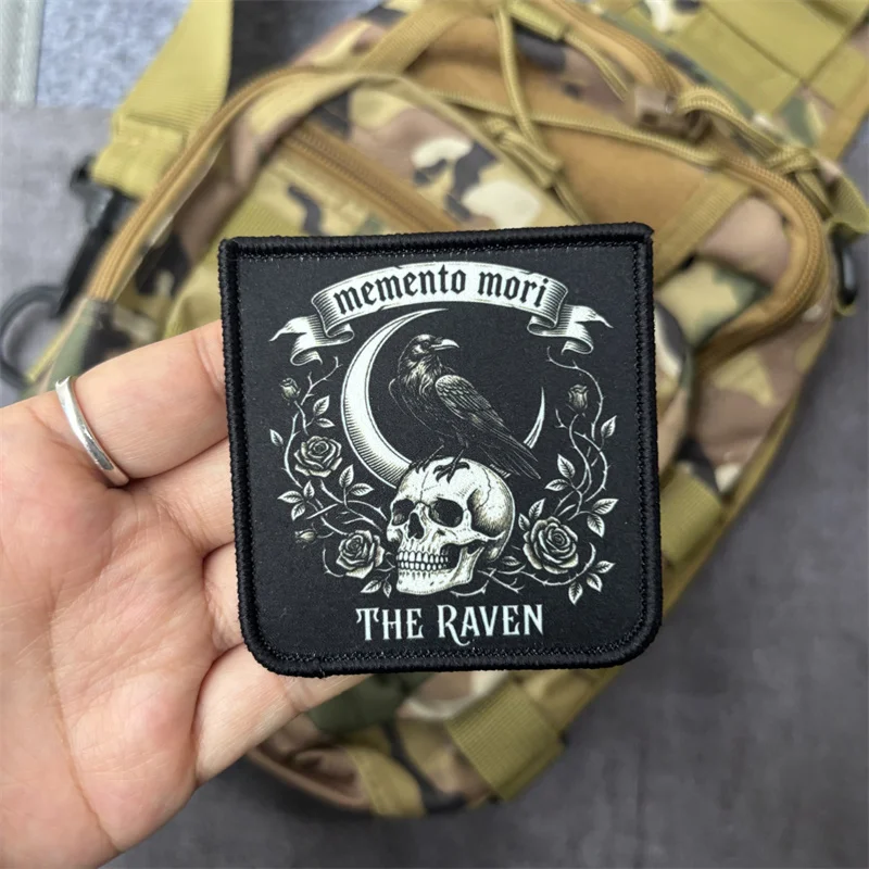 Parche táctico militar Memento Mori con cuervo, gancho y bucle - imagen 5