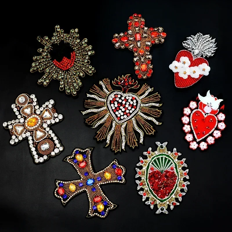 Parche bordado con cuentas de diamantes - cruz de corazón grande