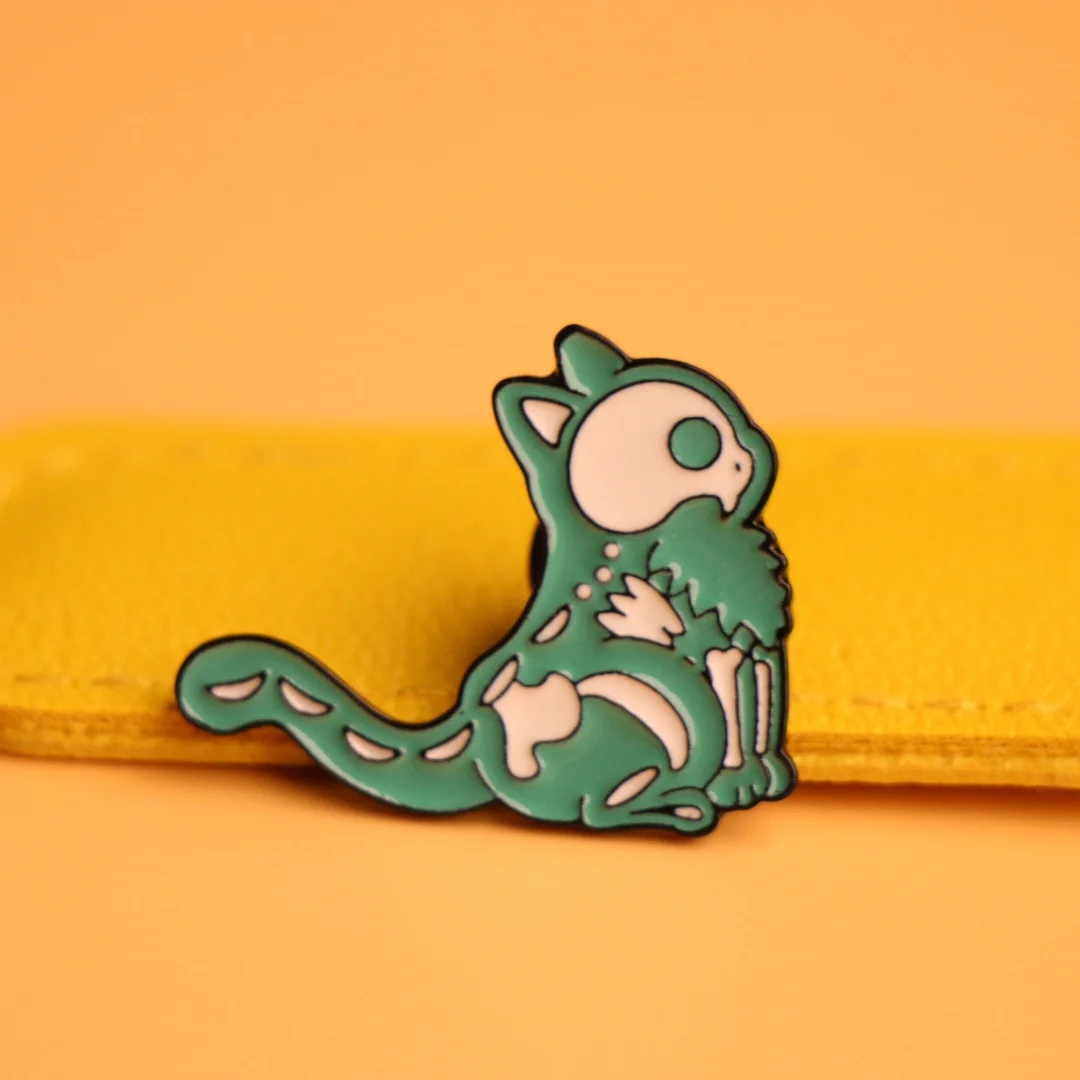 Alfiler pin caricatura gato esqueleto humorístico para mochila - imagen 2