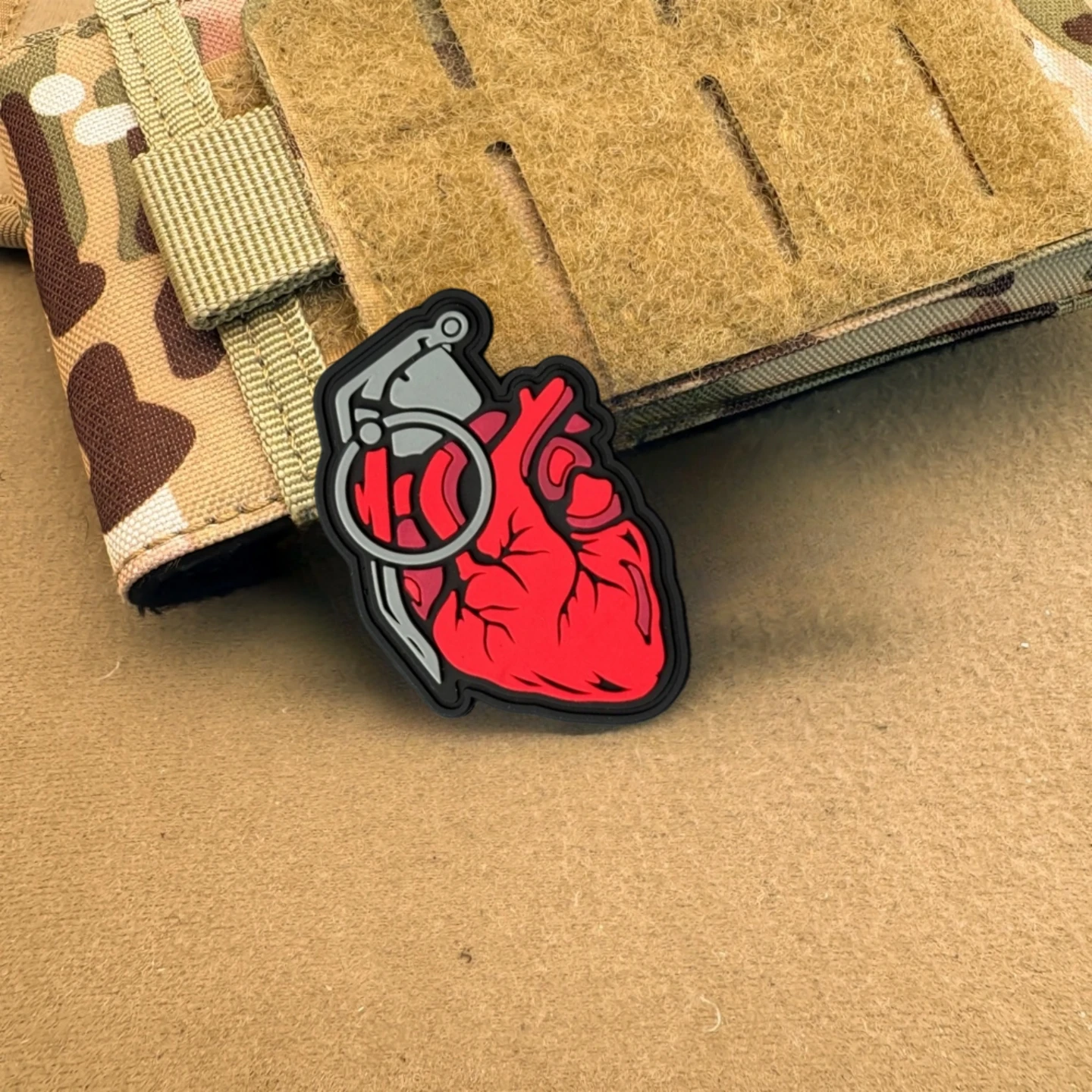 Moraal Parche Táctico 3D PVC Granada Roja – Emblema Velcro para Airsoft - imagen 5