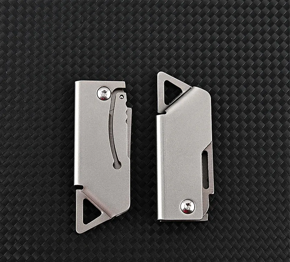 Cuchillo plegable junto a su caja de entrega
