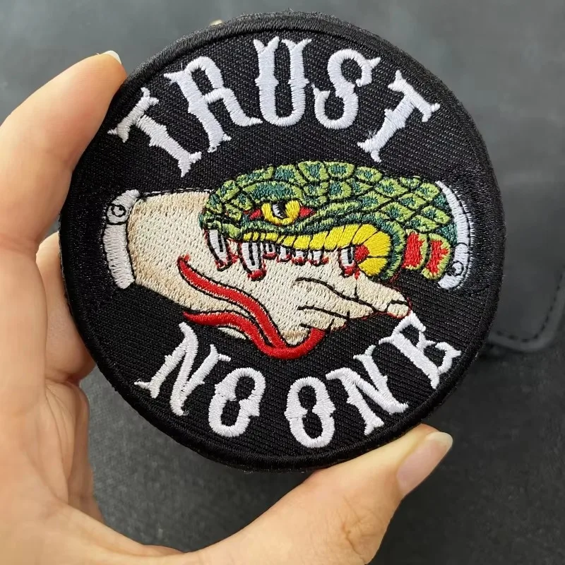 Parche bordado táctico Trust No One – Serpiente doble ojo insignia moral - imagen 2