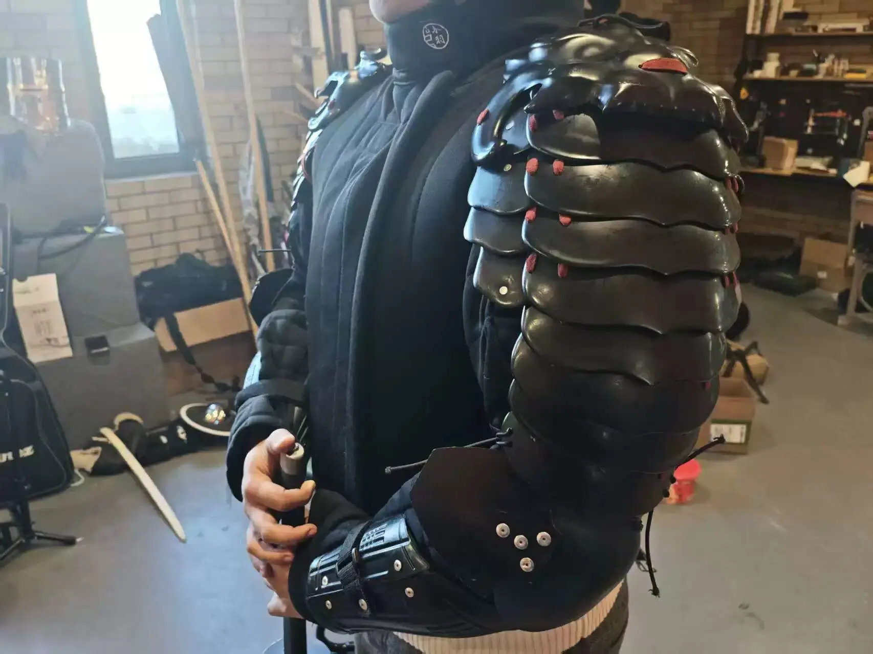 Protector de esgrima polietileno para hombro y brazo - imagen 2
