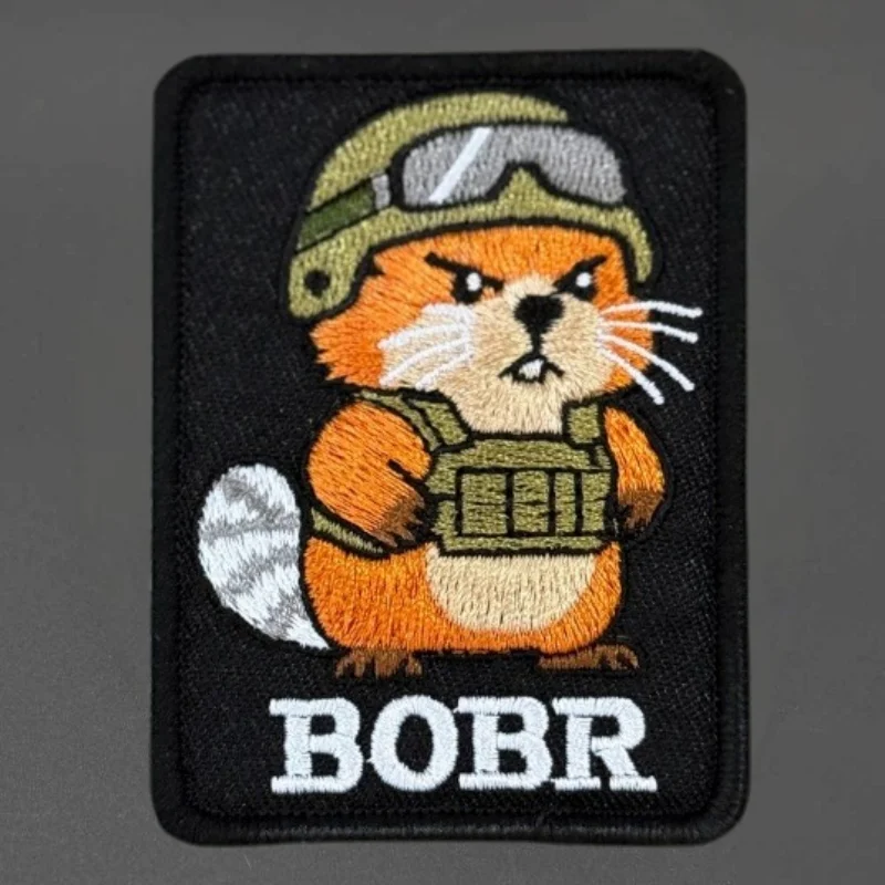 Parche bordado tipo insignia con acabado textil