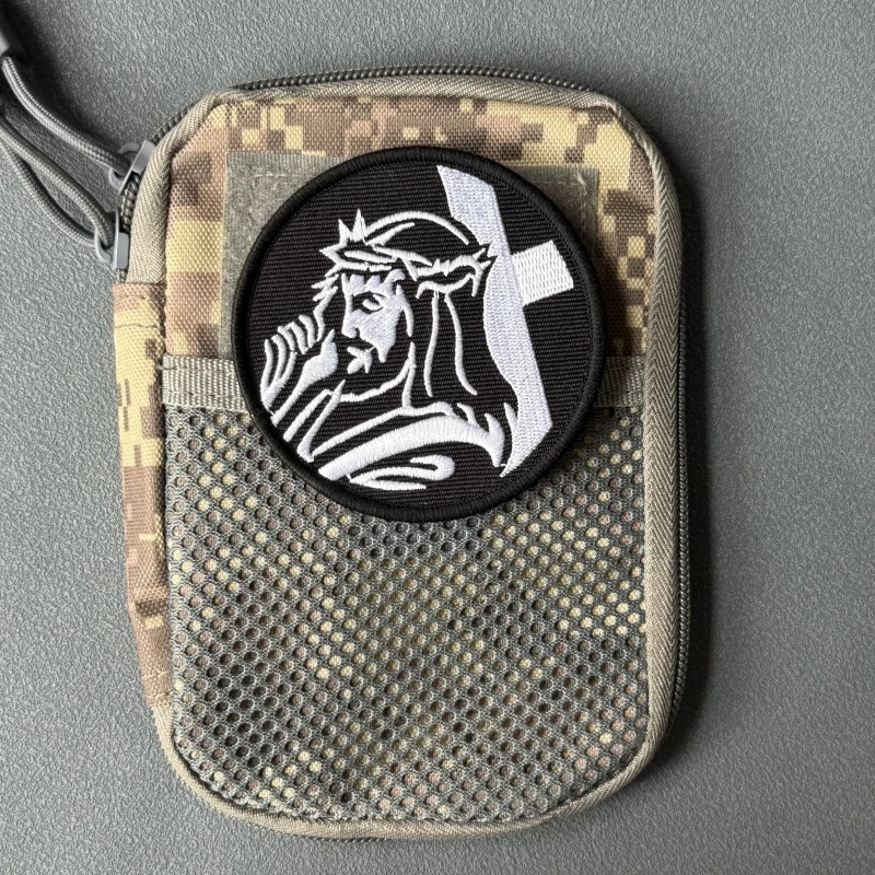 Parche bordado táctico Cruz de Jesucristo con velcro para mochilas - imagen 3