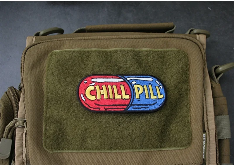 Parche bordado CHILL PILL en decoración