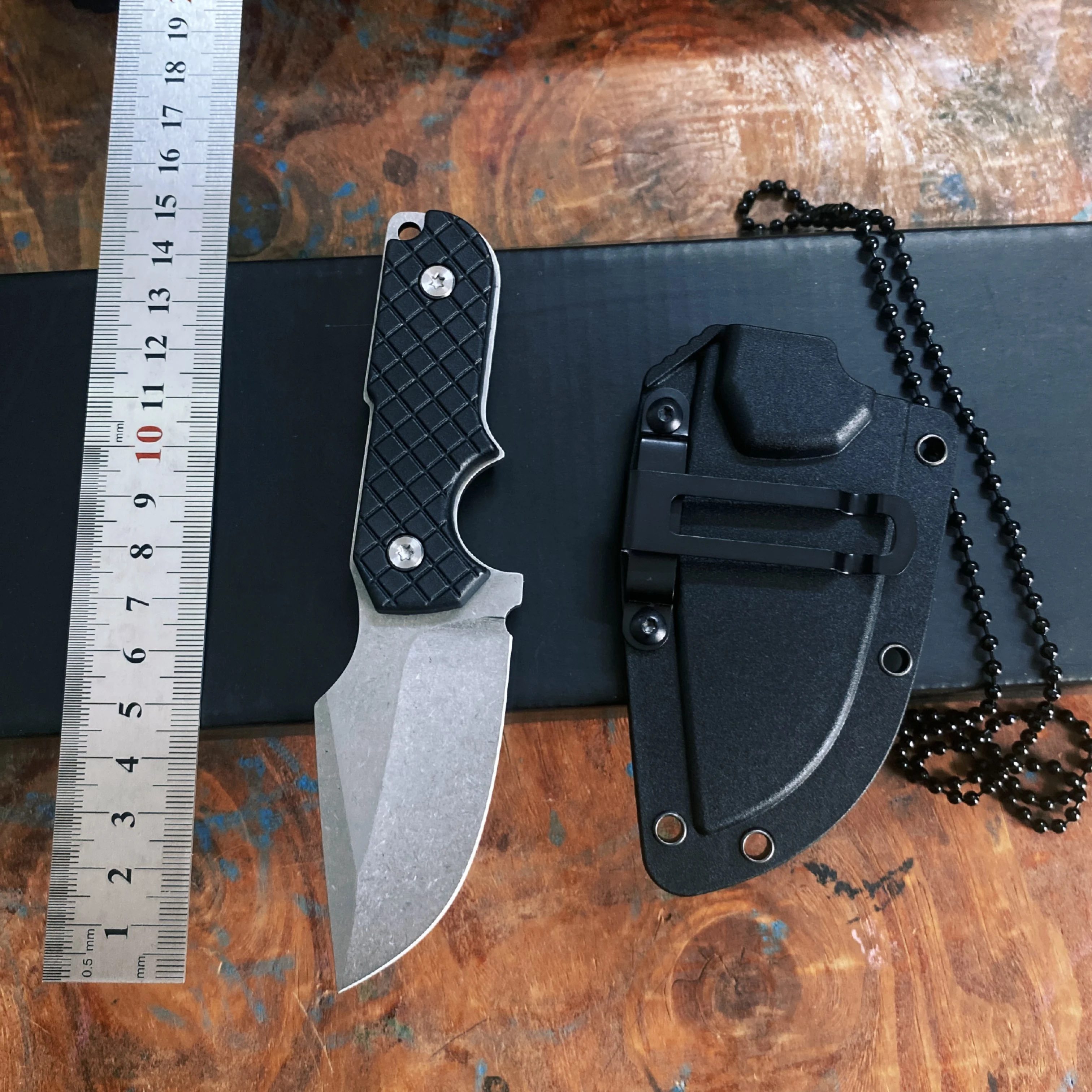 Cuerpo completo del cuchillo con funda K